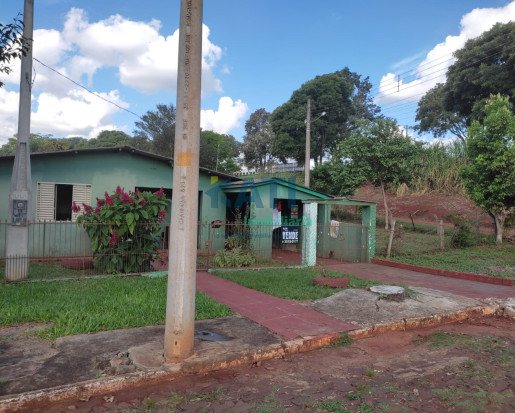 Terreno de esquina com duas casas